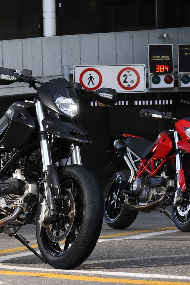 Красивый мотоцикл в москве Ducati Hyperstrada