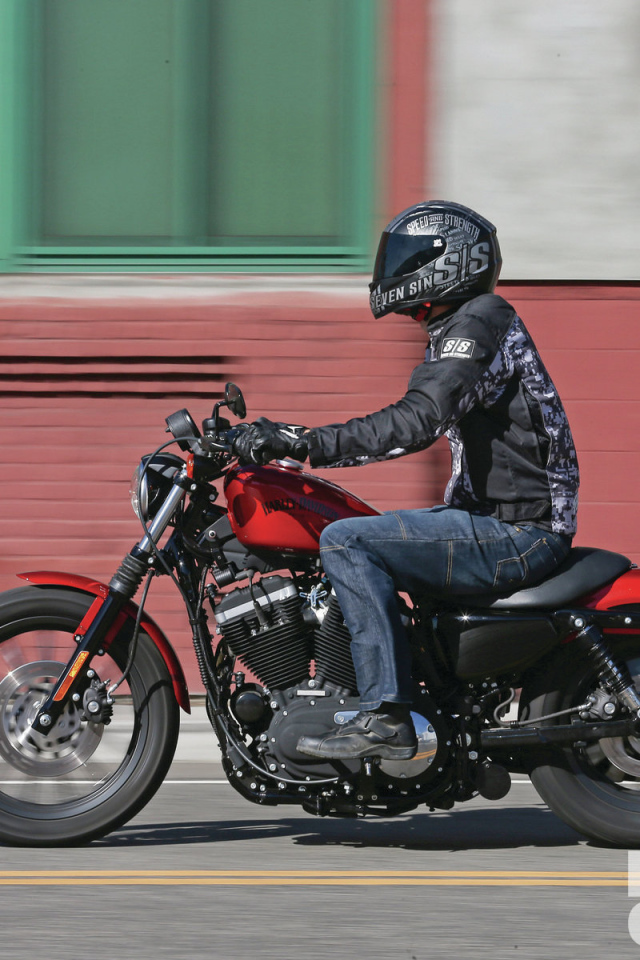 Красивый мотоцикл в москве Harley-Davidson XL 883R Sportster Roadster