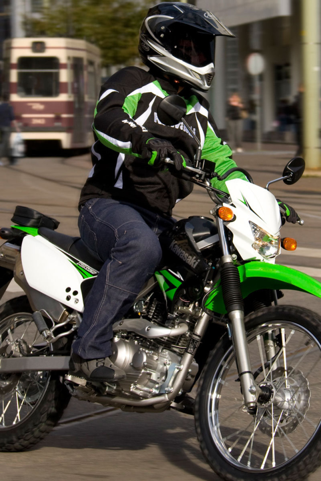 Красивый мотоцикл в москве Kawasaki KLX 125