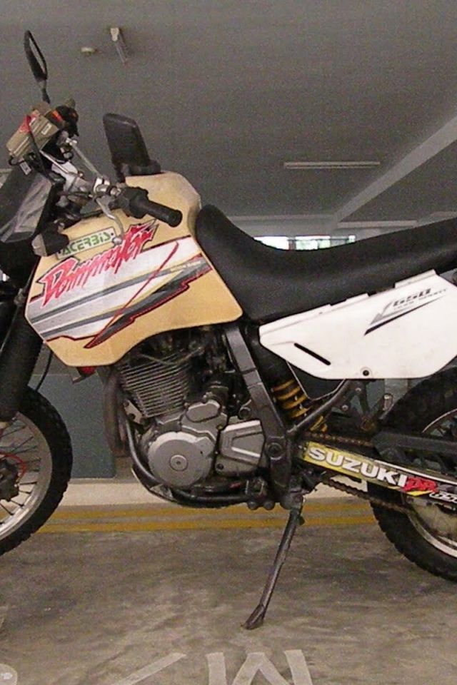 Kрасивый мотоцикл в москве Suzuki DR 650 SE