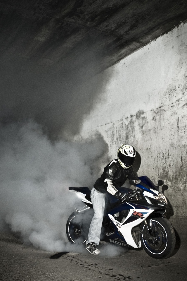 Красивый мотоцикл в москве Suzuki  GSX-R 1000