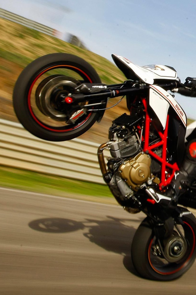 Мотоцикл модели Ducati Hypermotard SP