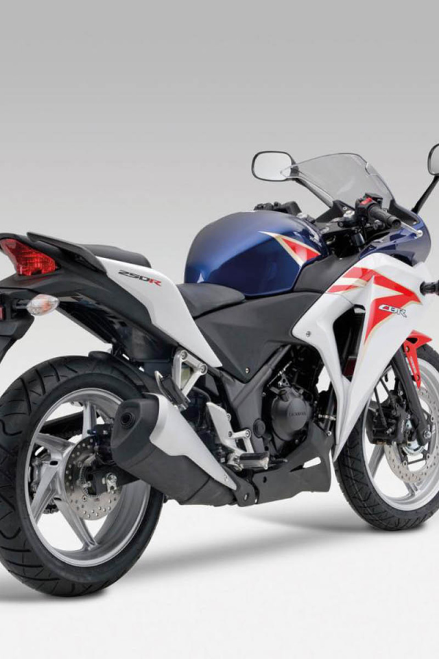 Мотоцикл модели Honda CBR 250 R