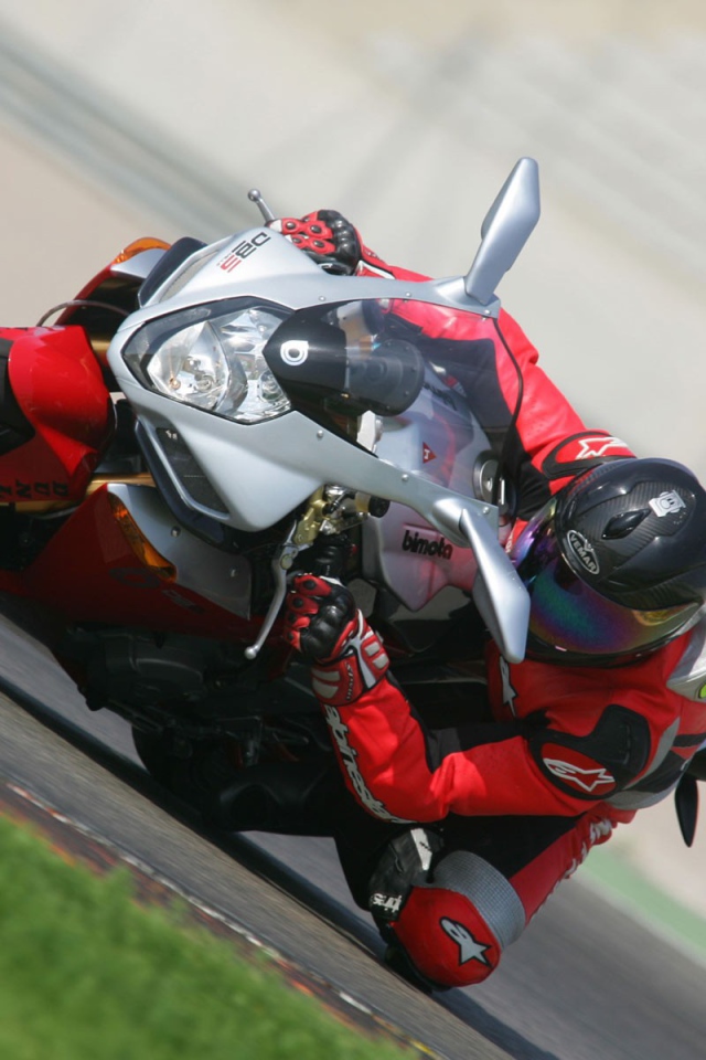 Мотогонщик на крутом вираже