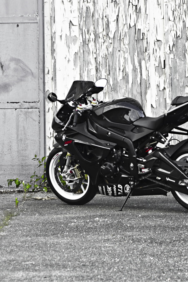 Черный гоночный мотоцикл