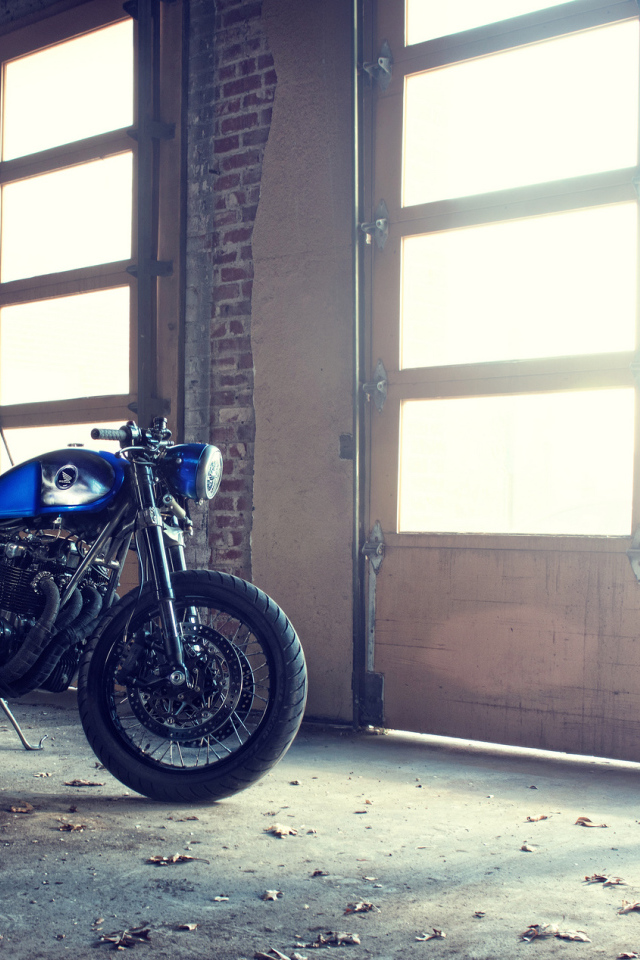 Синий байк в гараже