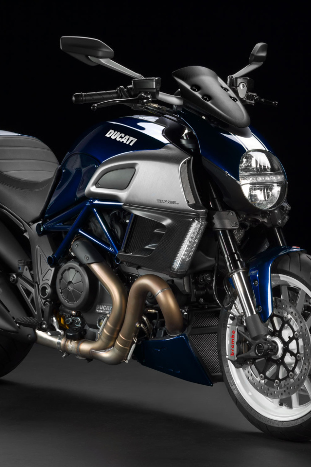 Быстрый мотоцикл Ducati Diavel
