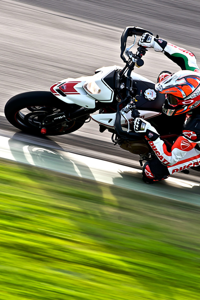 Быстрый мотоцикл Ducati Hypermot ard SP