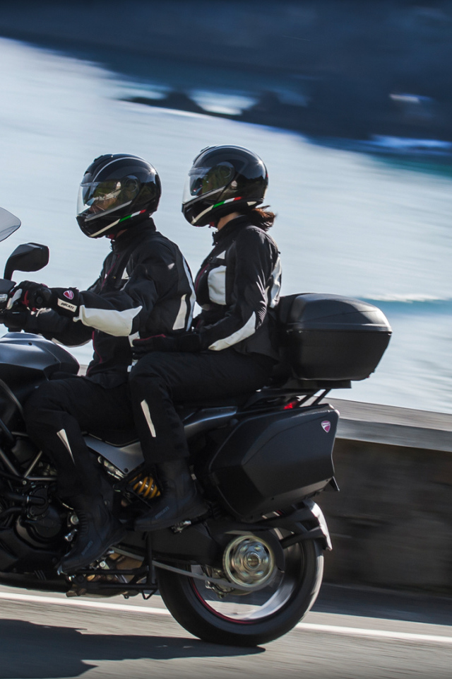 Быстрый мотоцикл Ducati Multistrada 1200 S Granturismo