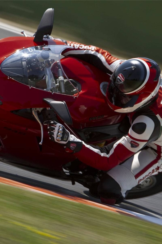 Быстрый мотоцикл Ducati Superbike 848 Evo