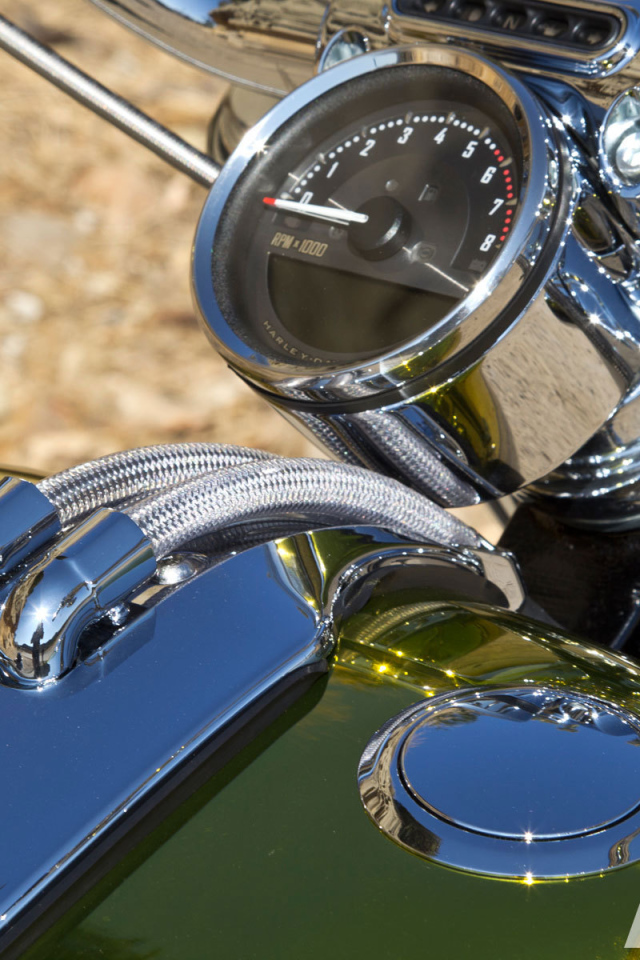 Быстрый мотоцикл Harley-Davidson CVO Breakout