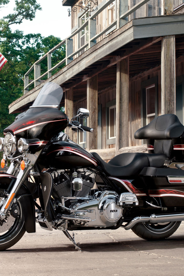 Быстрый мотоцикл Harley-Davidson CVO Electra Glide Ultra Classic