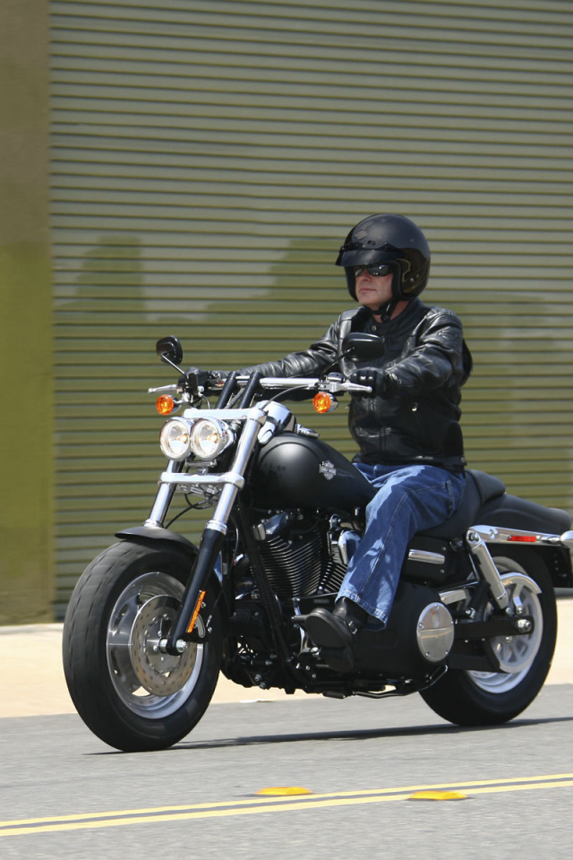 Быстрый мотоцикл Harley-Davidson Dyna Fat Bob