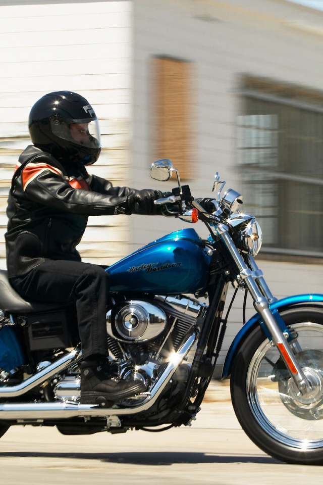 Быстрый мотоцикл Harley-Davidson Dyna Super Glide Custom