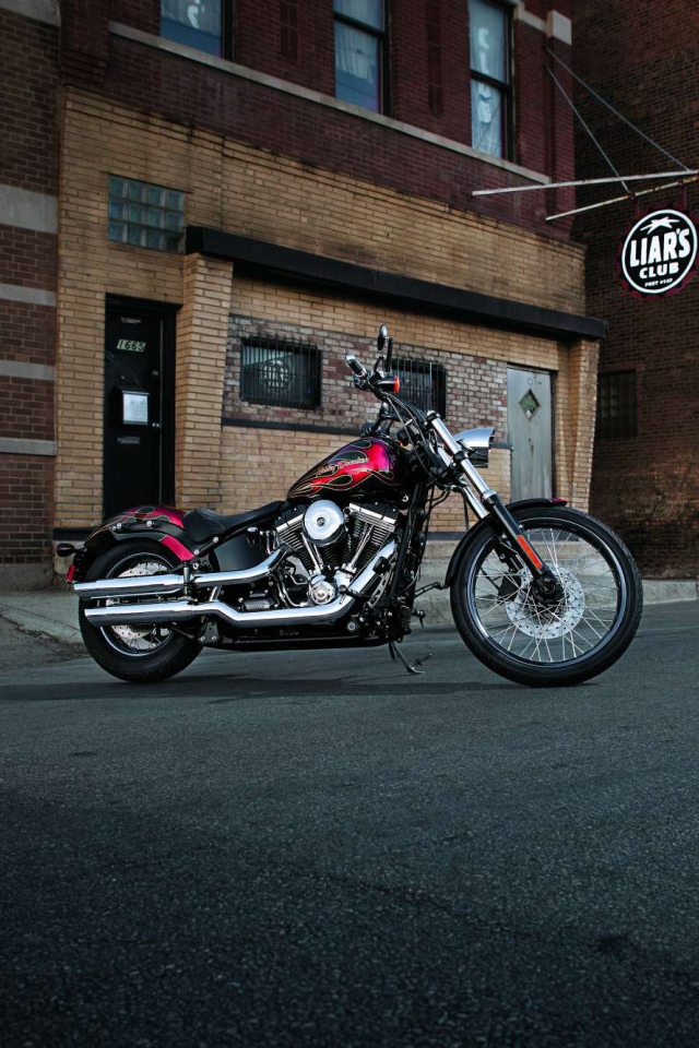 Быстрый мотоцикл Harley-Davidson Softail Blackline