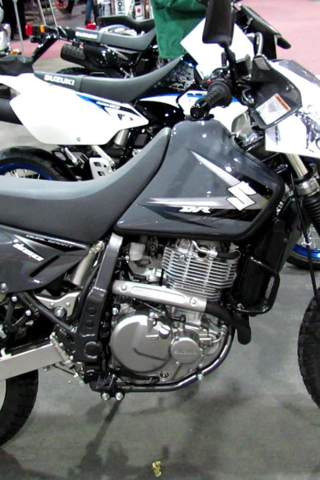 Быстрый мотоцикл Suzuki DR 650 SE