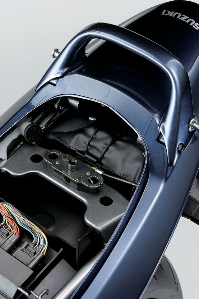 Быстрый мотоцикл Suzuki GSF 1250 S