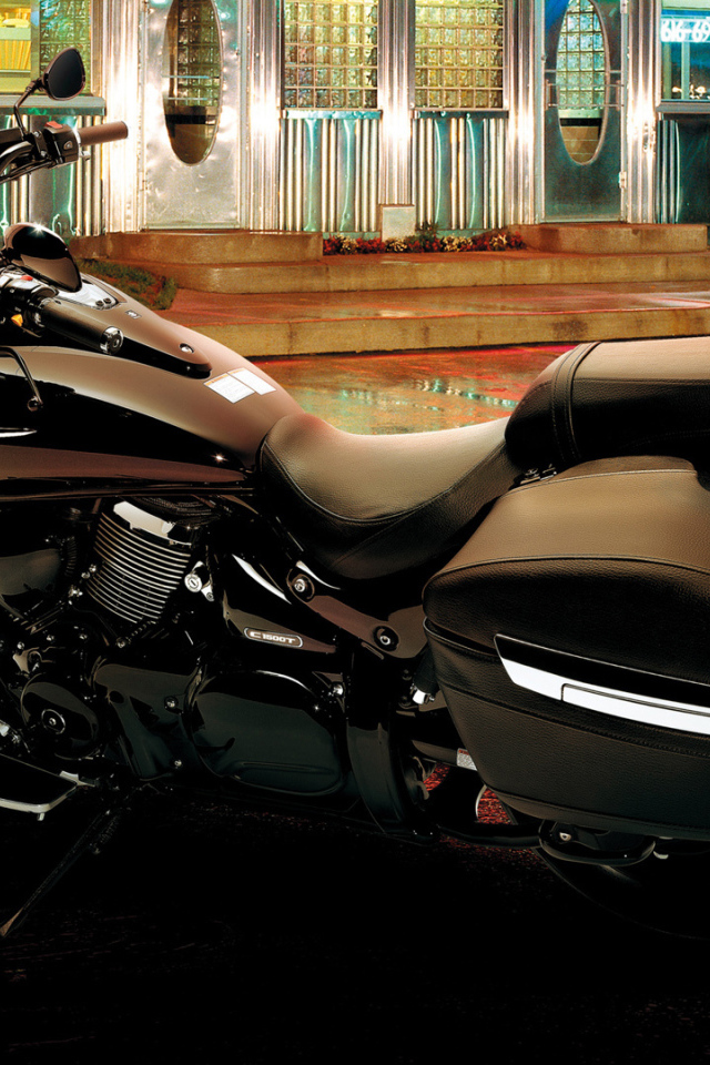 Быстрый мотоцикл Suzuki Intruder C1500T