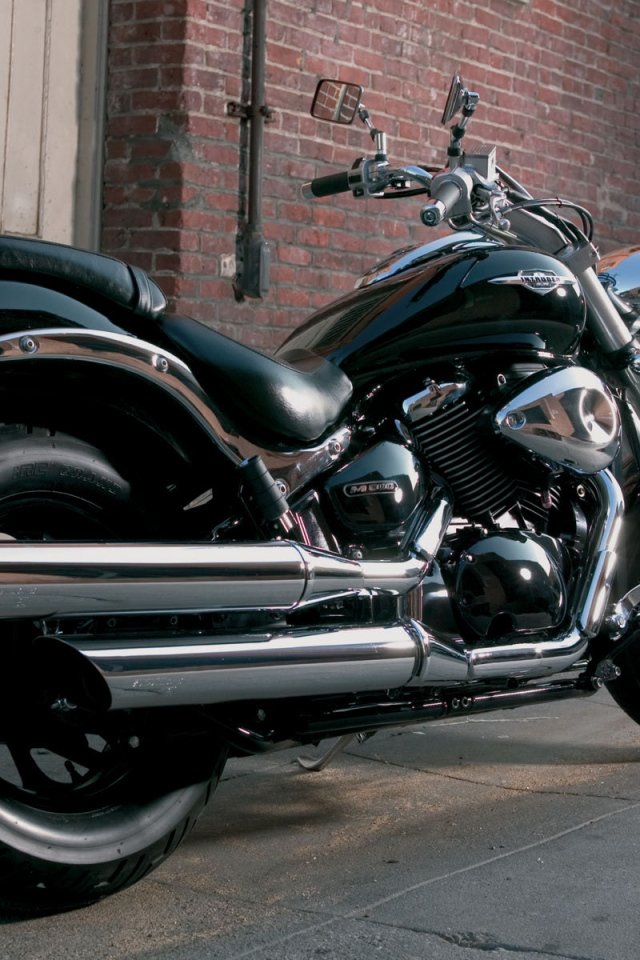 Быстрый мотоцикл Suzuki Intruder M800