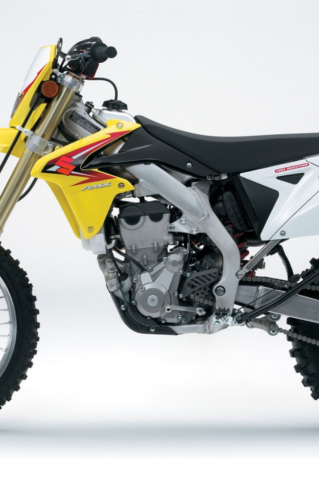 Быстрый мотоцикл Suzuki RMX 450 Z