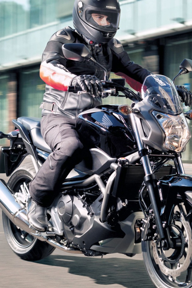 Быстрый мотоцикл Honda NC 700 S