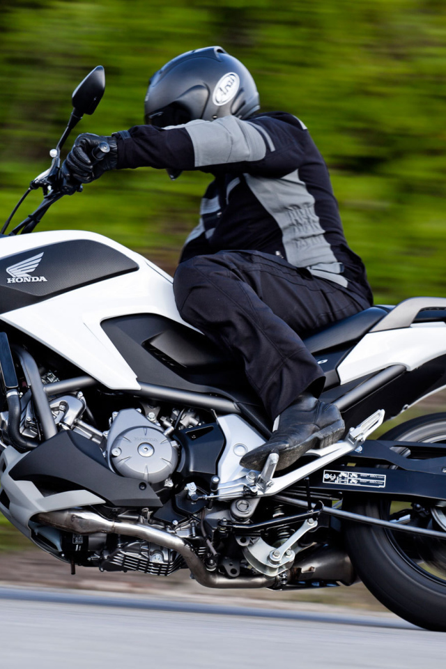 Быстрый мотоцикл Honda NC 700 X