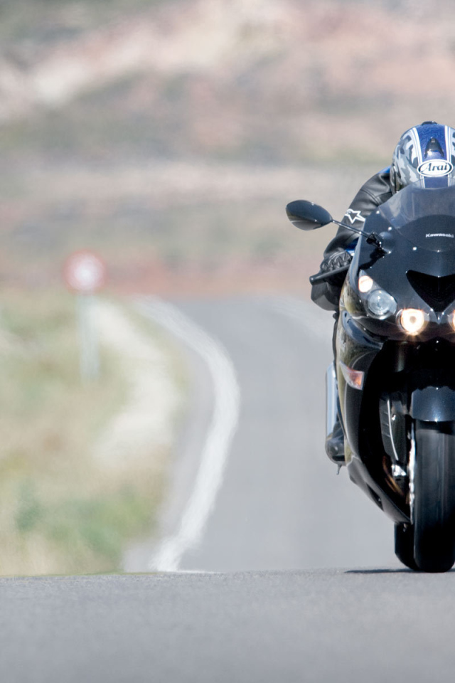 Быстрый мотоцикл Kawasaki ZZR 1400