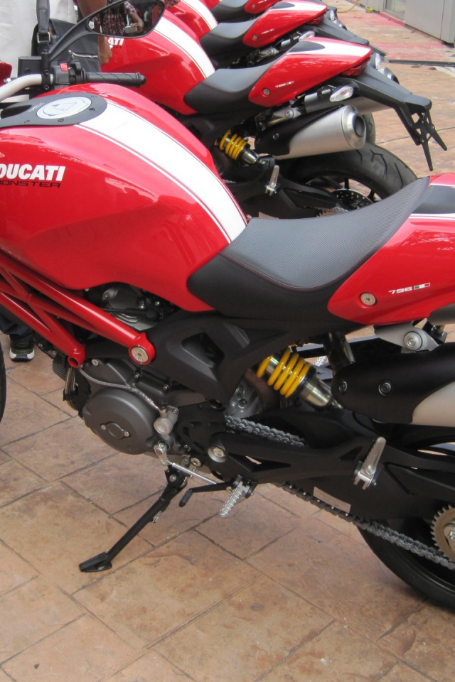 Невероятно быстрый мотоцикл Ducati Monster 796 Corse Stripe