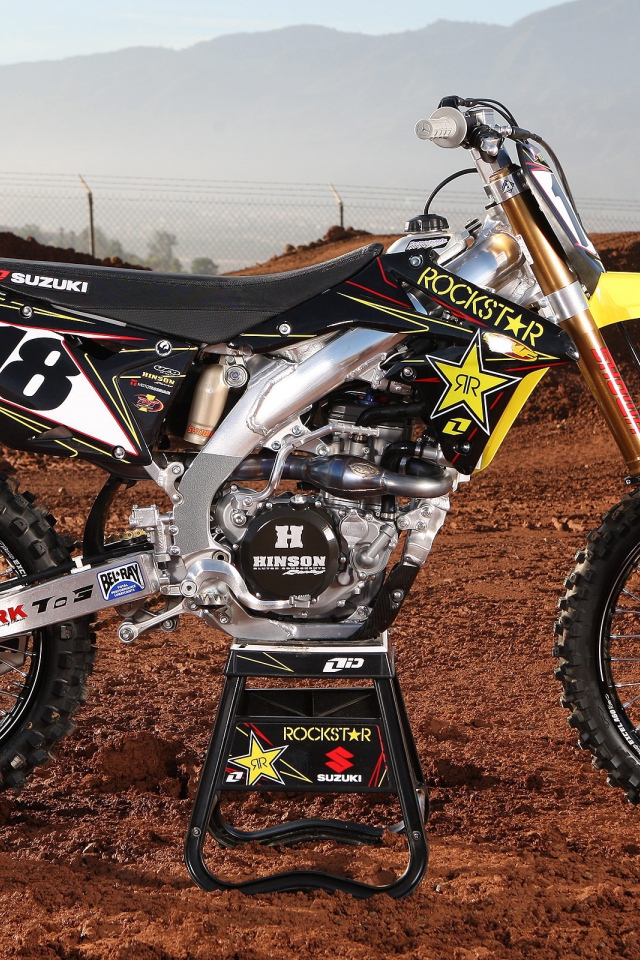 Невероятно быстрый мотоцикл Suzuki RMX 450 Z