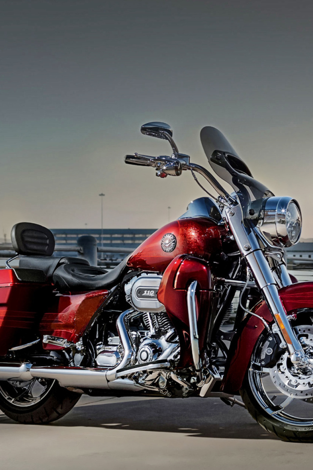 Невероятно быстрый мотоцикл Harley-Davidson CVO Road King