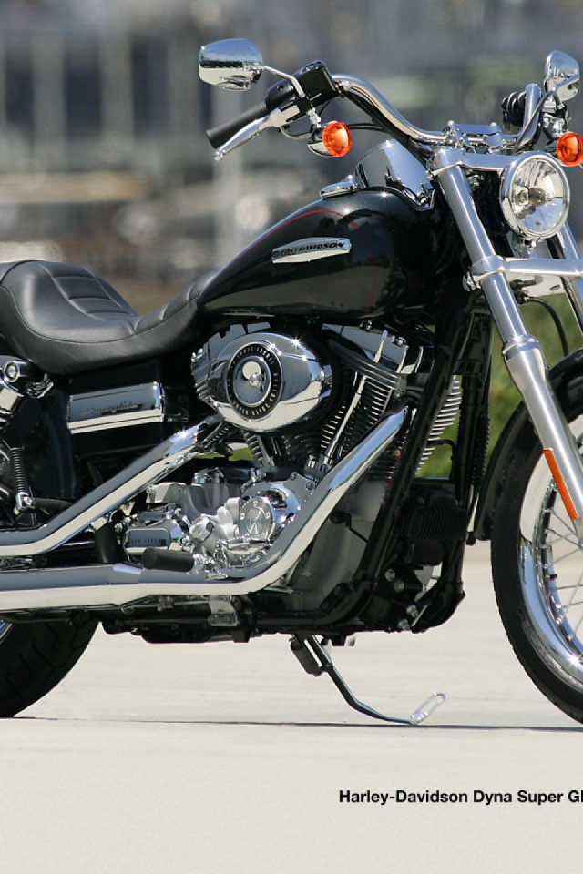 Невероятно быстрый мотоциклHarley-Davidson Dyna Super Glide Custom