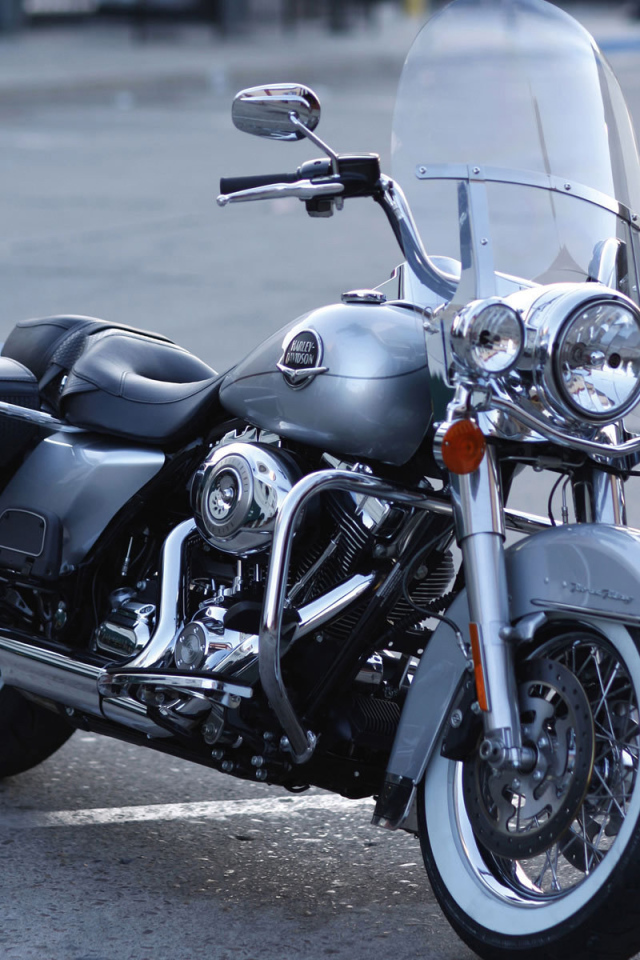Невероятно быстрый мотоцикл Harley-Davidson Road King Anniversary Edition