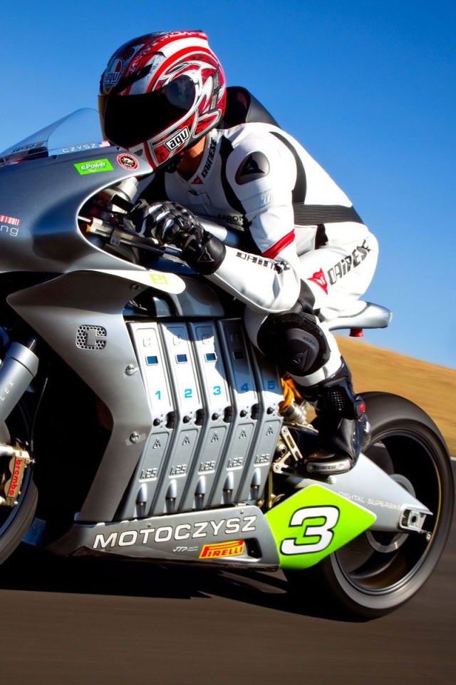 Мотоциклист во время гонки