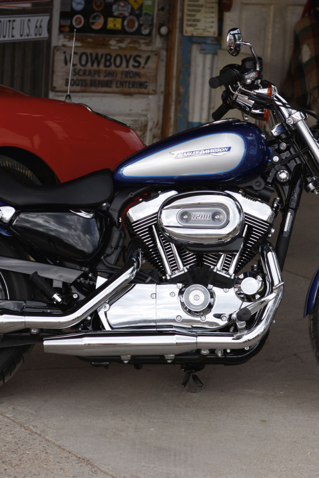 Мотоцикл модели Harley-Davidson XL 1200C Sportster Custom