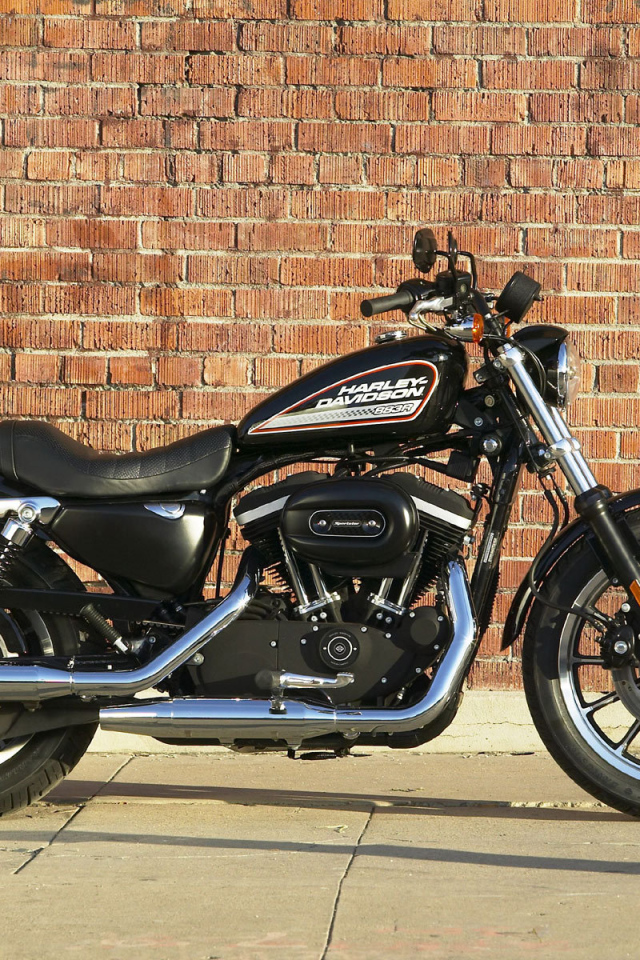 Мотоцикл модели Harley-Davidson XL 883R Sportster Roadster