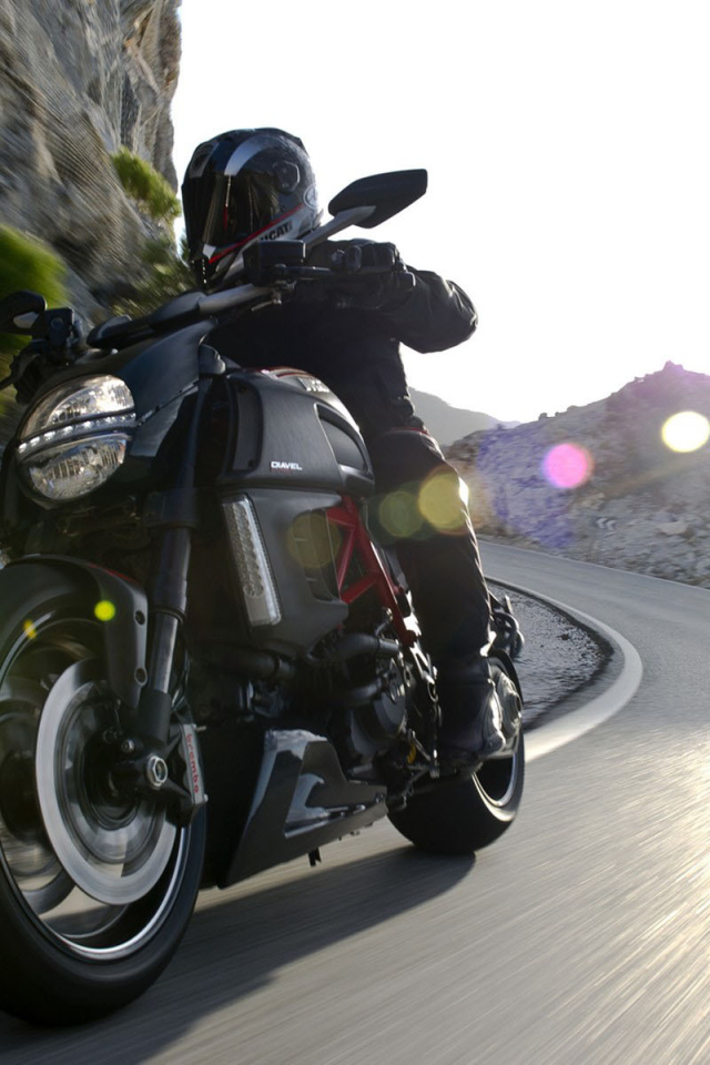 Новый мотоцикл на дороге Ducati Diavel