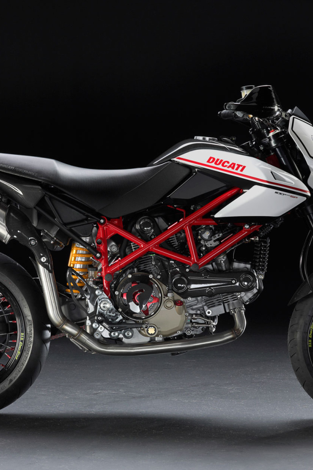 Новый мотоцикл на дороге Ducati Hypermotard