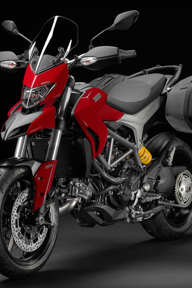 Новый мотоцикл на дороге Ducati Hyperstrada
