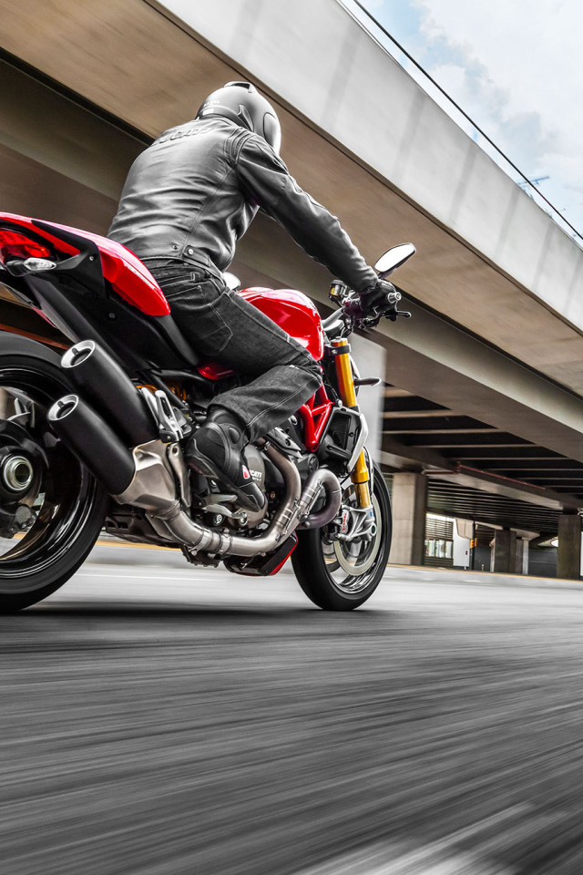 Новый мотоцикл на дороге Ducati Monster 1200