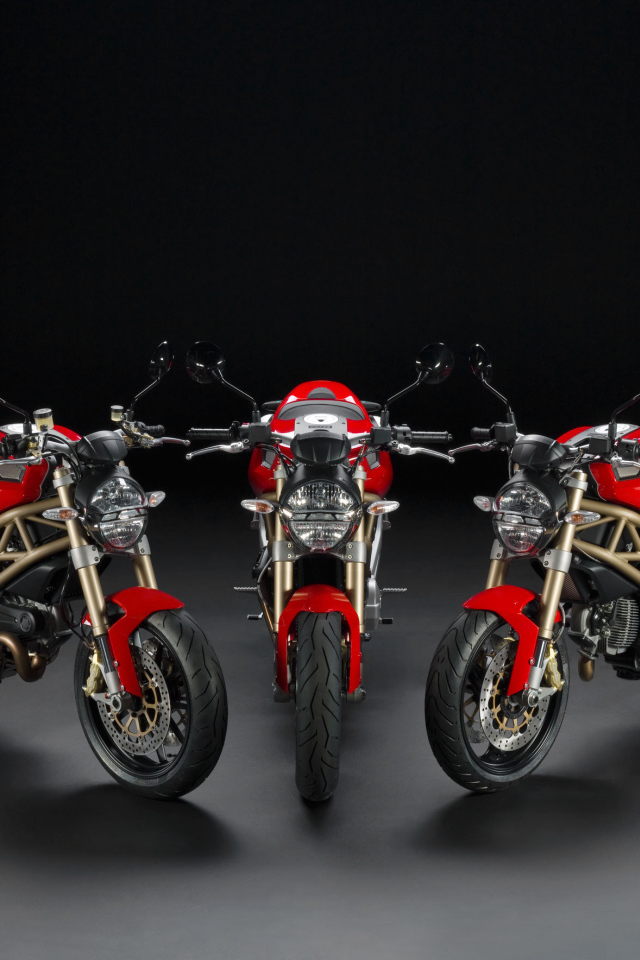 Новый мотоцикл на дороге Ducati Monster Diesel