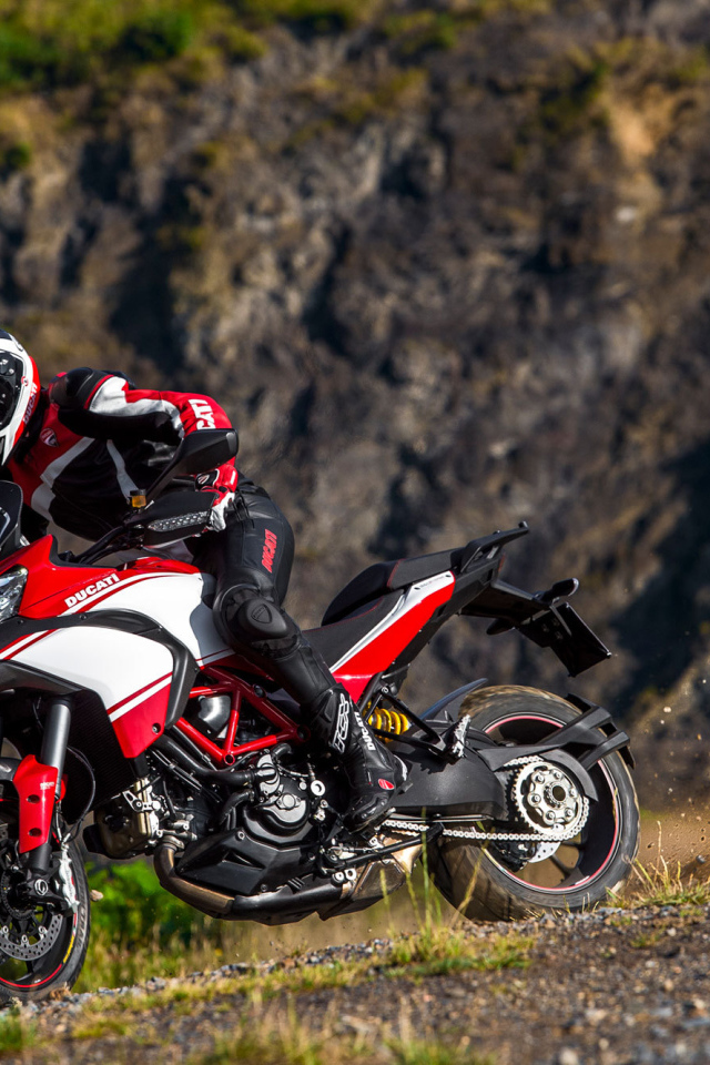 Новый мотоцикл на дороге Ducati Multistrada 1200 S Granturismo