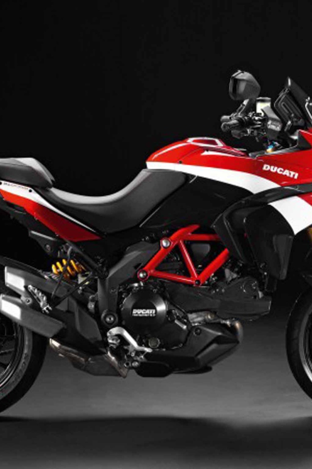 Новый мотоцикл на дороге Ducati Multistrada 1200