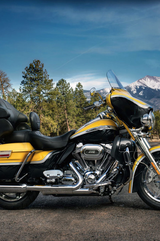 Новый мотоцикл на дороге Harley-Davidson CVO Electra Glide Ultra Classic