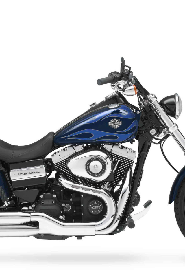 Новый мотоцикл на дороге Harley-Davidson Dyna Switchback