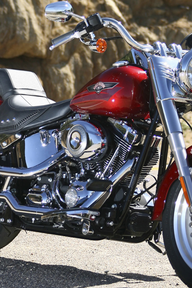 Новый мотоцикл на дороге Harley-Davidson Fat Boy