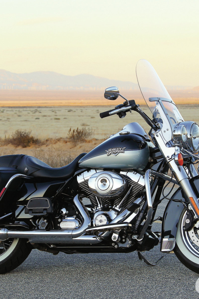 Новый мотоцикл на дороге Harley-Davidson Road King Anniversary Edition