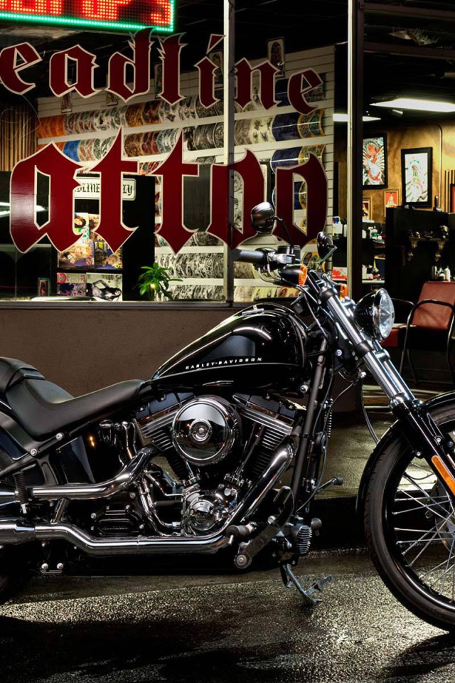 Новый мотоцикл на дороге Harley-Davidson Softail Blackline