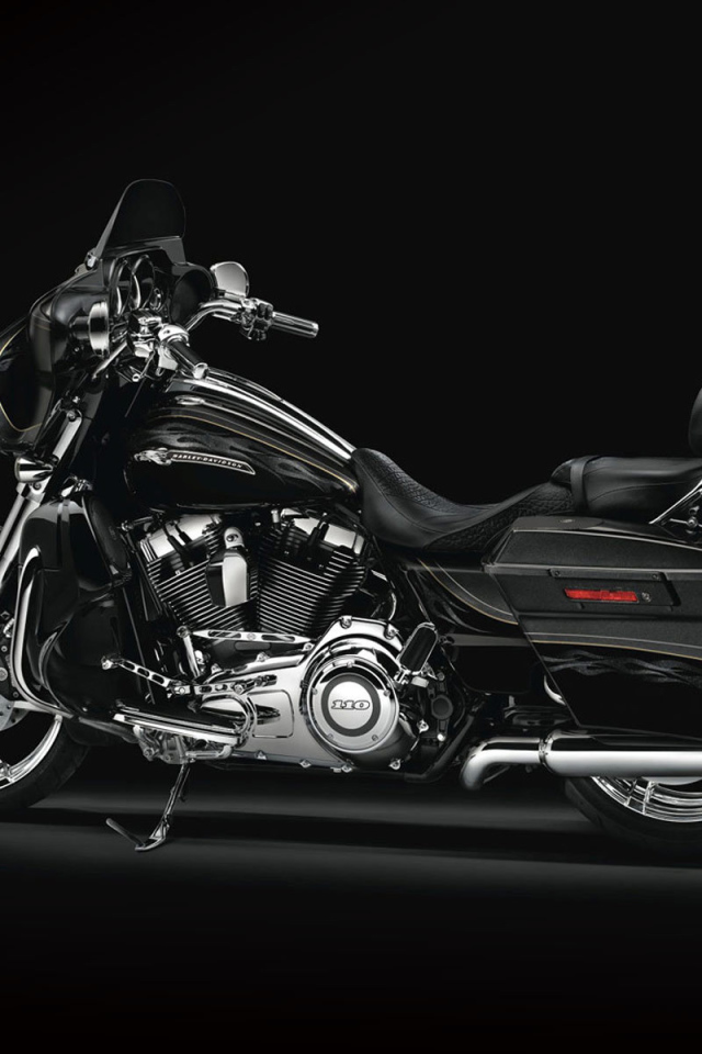 Новый мотоцикл на дороге Harley-Davidson Street Glide
