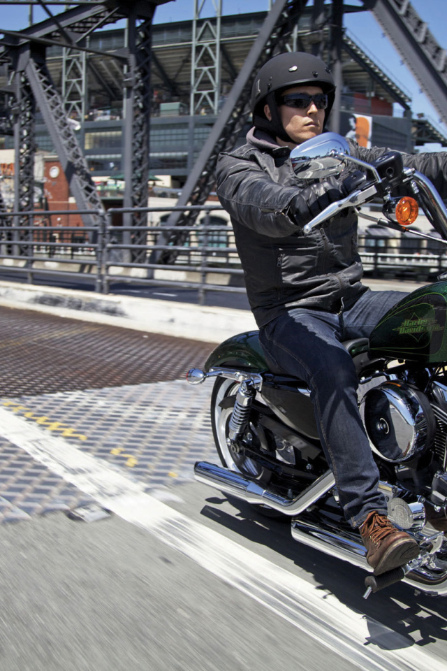 Новый мотоцикл на дороге Harley-Davidson XL 1200V Sportster Seventy-Two