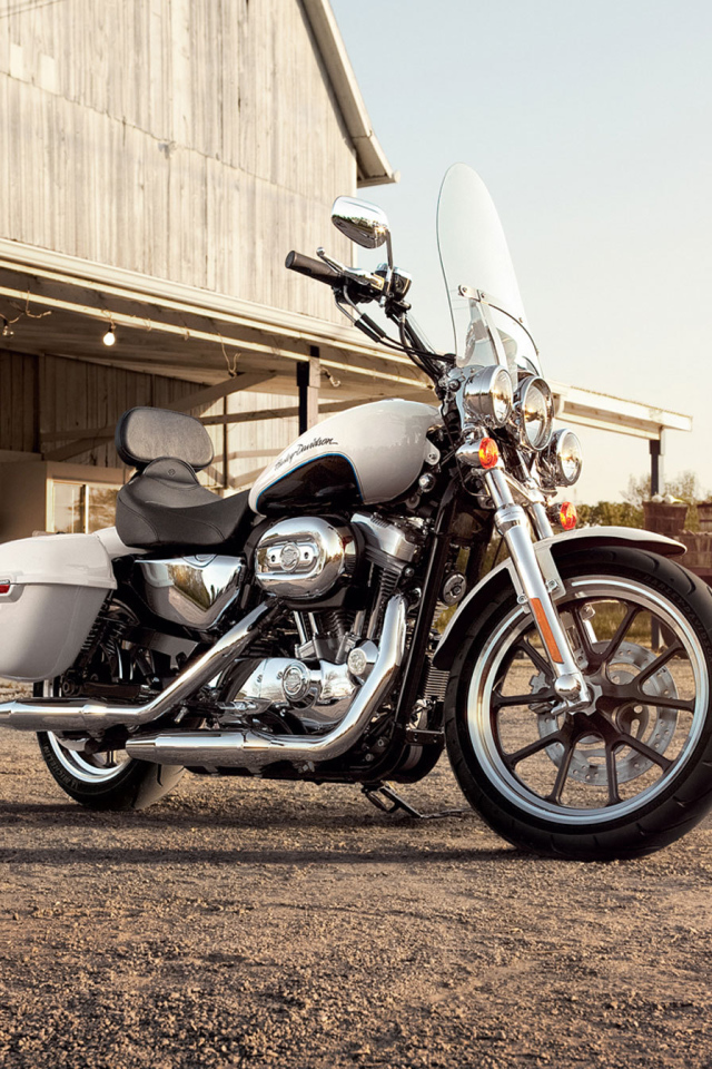 Новый мотоцикл на дороге Harley-Davidson XL 883L Sportster